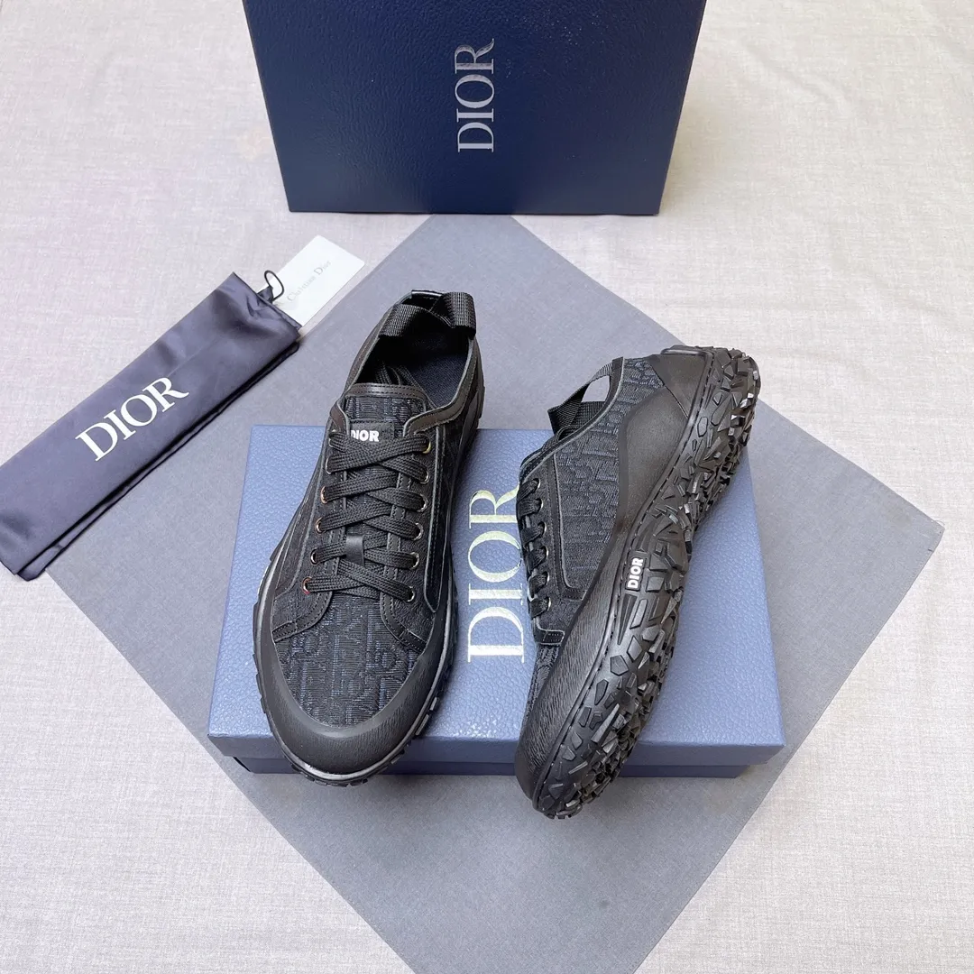 p480 Dior series low-top👟🔥[Dior] Dior's new casual men's shoes are launched in Hong Kong counters. Official website 1:1 production. Original Italian materials. Designed by European and American masters. Perfect shape to create counter quality. Solid color rubber wear-resistant outsole and classic dazzling head! Super versatile and very comfortable. High-end without losing taste, fashionable and novel! ! Absolute focus! Code number: 38-44, two colors available
